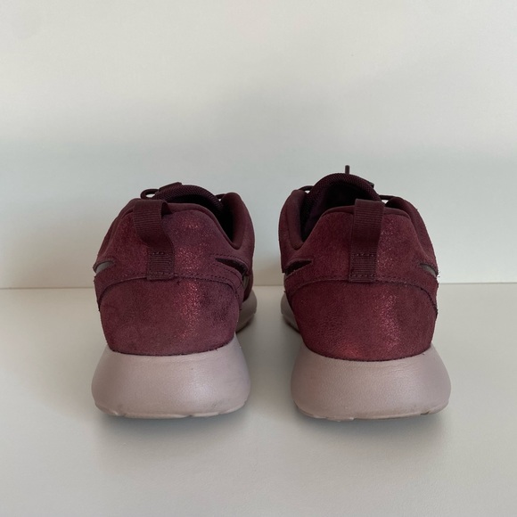 Nike Women’s Roshe One Sneakers - Picture 7 of 10